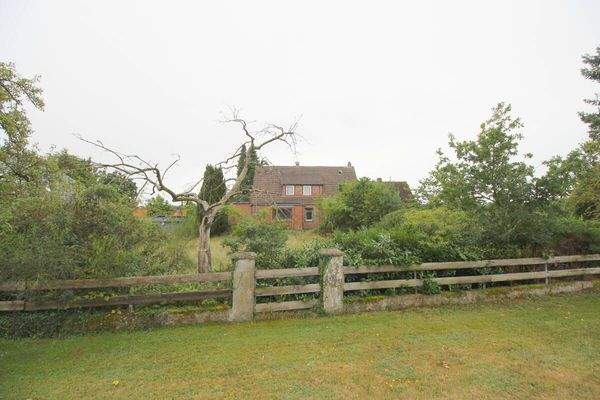 Straßenansicht Baugrundstück mit rd. 900 m² Größe