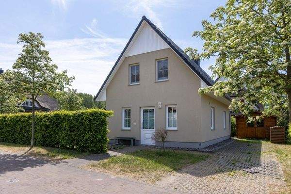 Hausansichten mit Terrassen und Wiese, Gerätehaus 