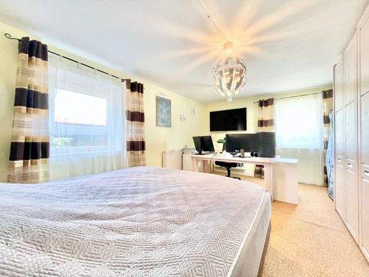 EG: Schlafzimmer mit Arbeitsbereich