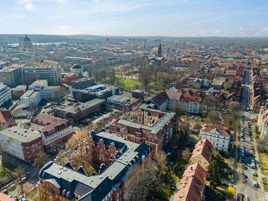 Blick auf die Nikolaikirche und die Pfarrkirche St
