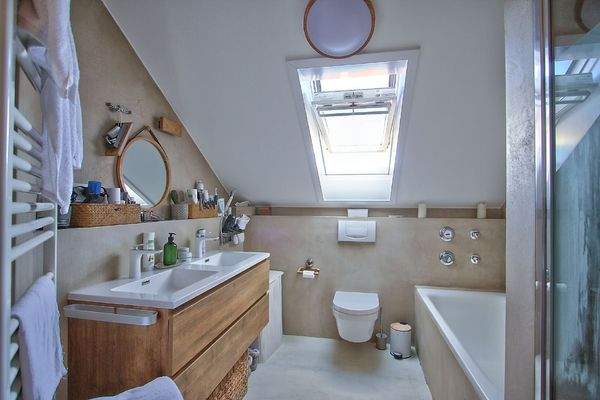 Badezimmer mit Fenster