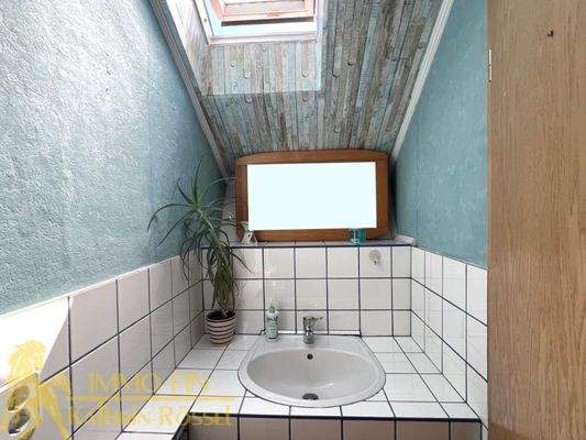 DG: Separates WC mit Waschbecken