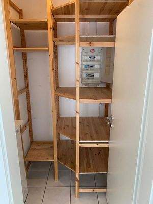 Abstellkammer mit Regalen