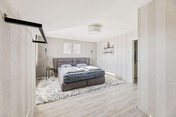 Hauptschlafzimmer – mit direktem Zugang zum Anklei