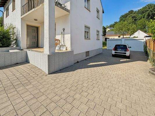 Eingang und Garagenzufahrt