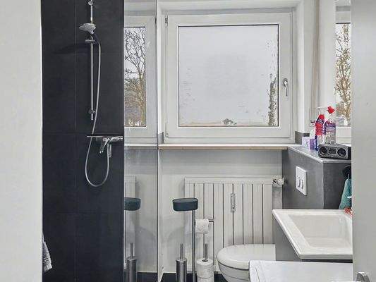 Badezimmer mit Fenster