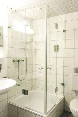 neue Bäder mit Echtglasduschen