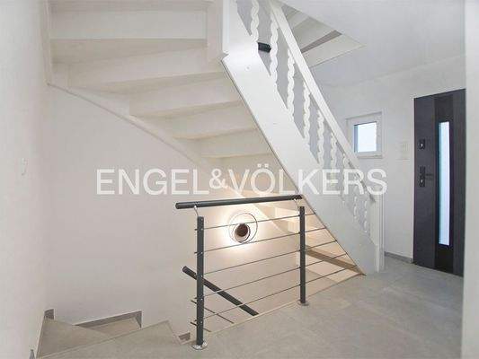 EG: Eingangsbereich mit Treppenauf- und -abgang
