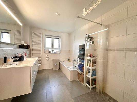 Freundliches Vollbad im Erdgeschoss.