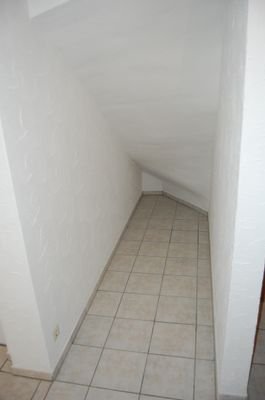 Abstellfläche unter der Treppe