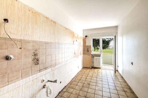 Küche mit Zugang zum Balkon