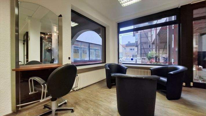 Wartebereich mit Schaufenster