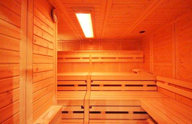 Wellness & Spa/Finnische Sauna mit Farblichttherapie