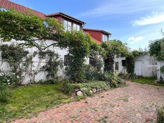 Innenhof und Seitenansicht des Hauses