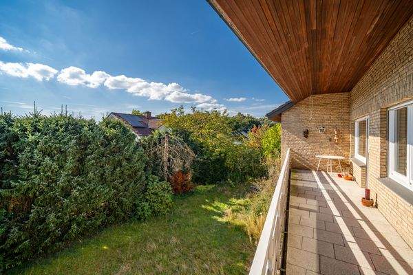 Der Balkon hat Südwestausrichtung.