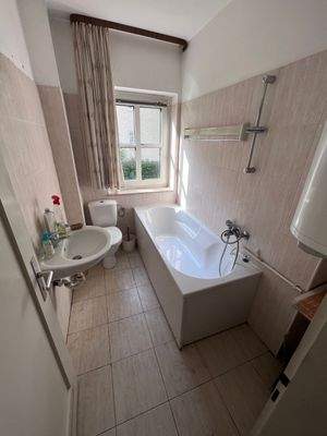 Helles Badezimmer mit Wanne