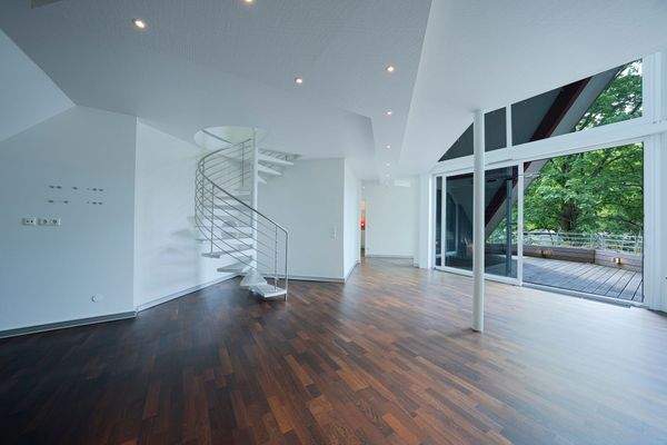 Wohnbereich mit Galerie und Zugang zur Terrasse