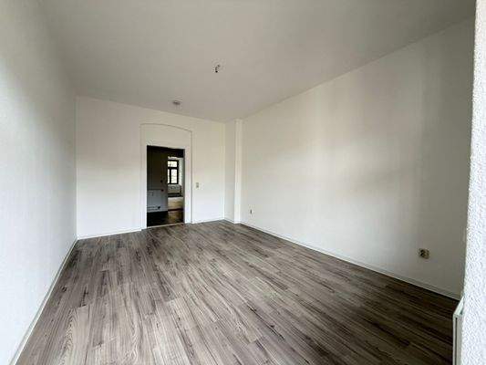 Leerer Raum mit Holzboden