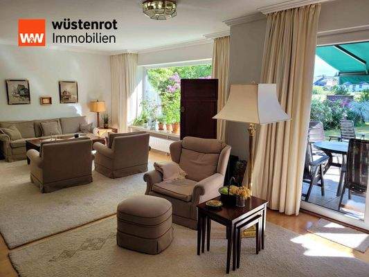 lichtdurchflutetes Wohnzimmer mit Zugang zur Terrasse und in den Garten