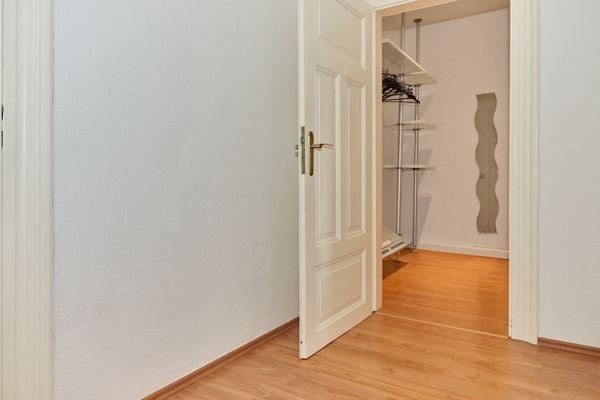 Flur mit Blick ins Ankleidezimmer