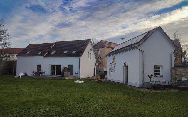 Außenansicht mit Nebengebäude