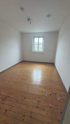 Helles Zimmer mit Holzboden