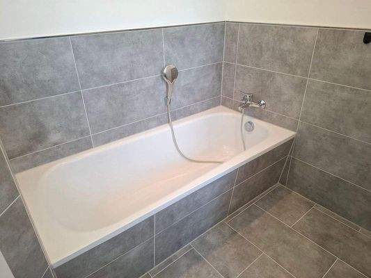 Bad mit Wanne (Obergeschoss)