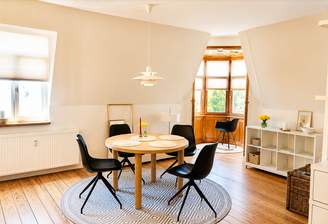Wohn-Esszimmer mit Erker im Hintergrund