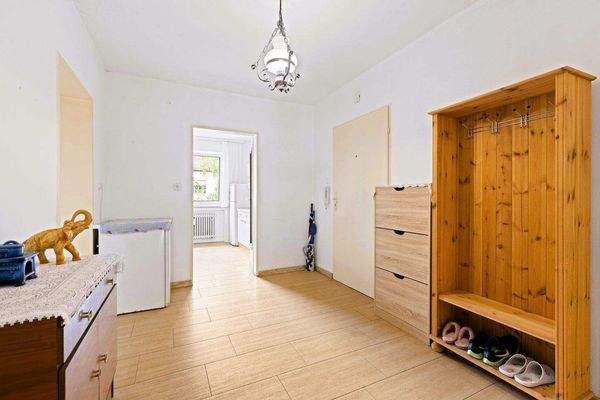 Wohnungsflur mit Blick in Küche und Wohnungstür