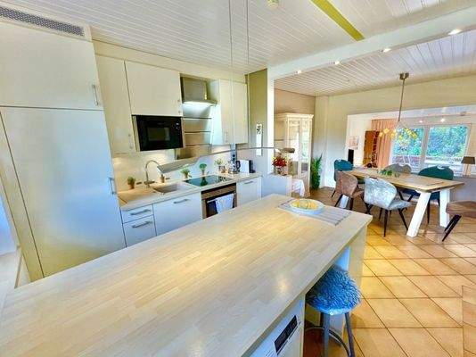 Blick von der Küche zum Essbereich