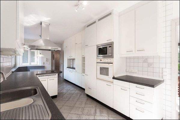 Die zeitlos gestaltete Küche vereint Stil und Funktionalität auf höchstem Niveau