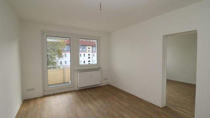 Wohnzimmer mit Balkon