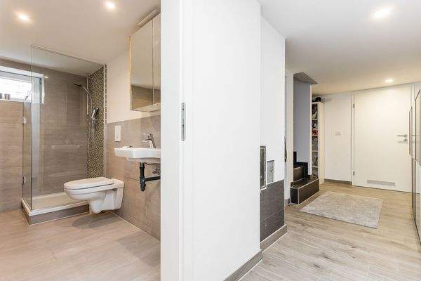 Flurbereich + Bad im Keller