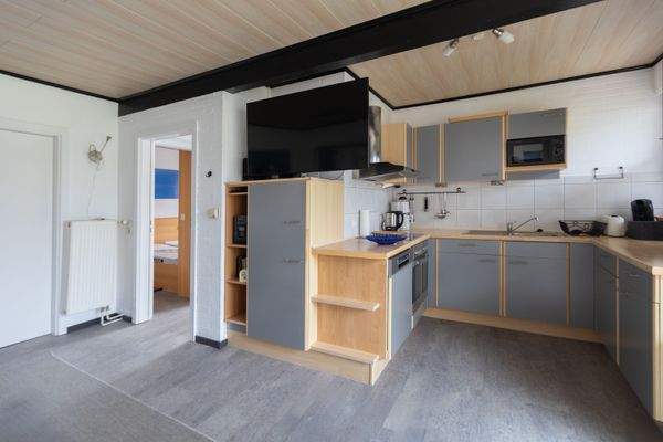 Blick in die Küche und Flur