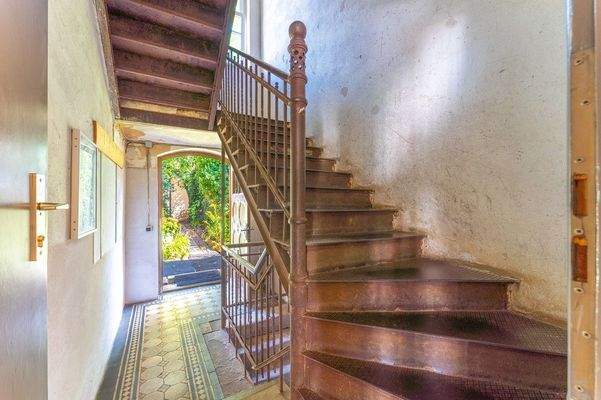 Treppenhaus mit Zugang zum Garten und dem Gäste-WC