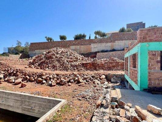 Kreta, Plaka Elounda: Unfertige Villa mit Pool und Meerblick