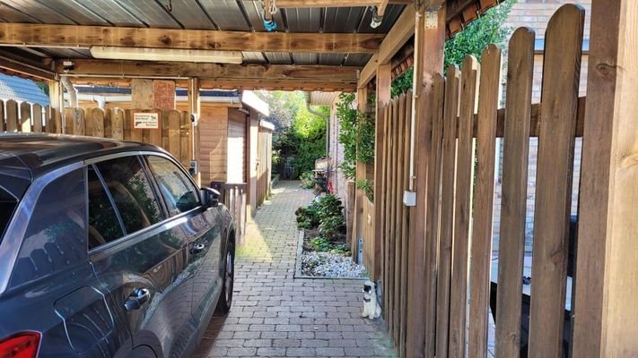 Carport mit Abstellschuppen