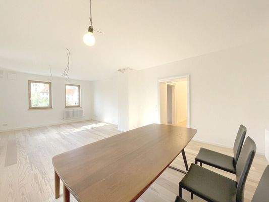 Weiterer Blick durch das großzügige Wohnzimmer