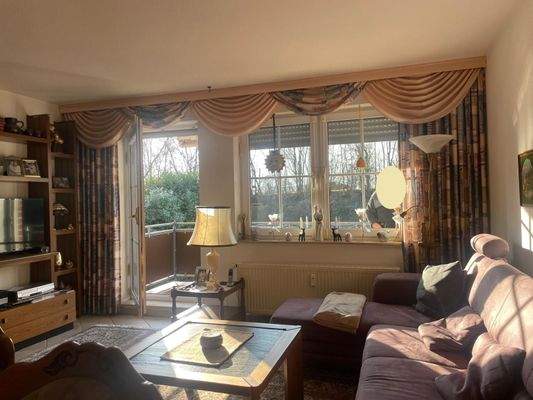 Wohnzimmer mit Balkon.jpg