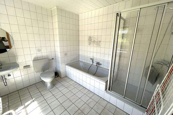 Bad mit Wanne und Dusche