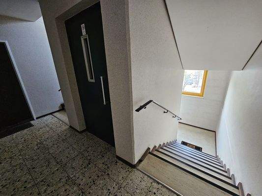 Fahrstuhl/Treppenhaus
