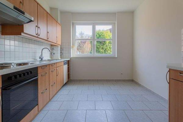 Großzügige Küche mit Platz für einen Frühstückstisch 