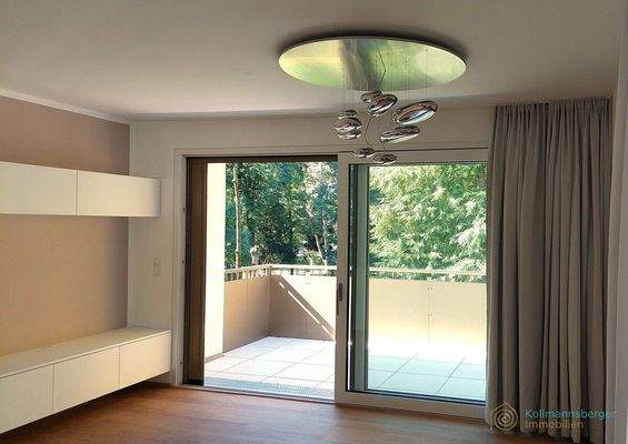 Teil des Wohn- Essbereichs mit einladendem Balkon und Blick ins *Grüne*