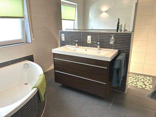 Erdgeschoss: Masterbad mit Eckbadewanne und begehbare Dusche