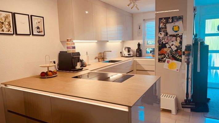 einbauküche mit kochinsel.jpg