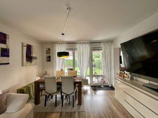 Wohnzimmer mit Essbereich