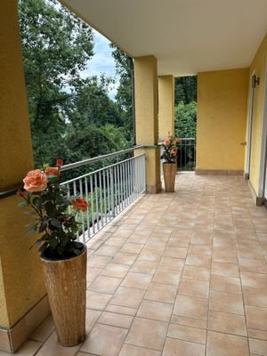 große Balkon-Terrasse