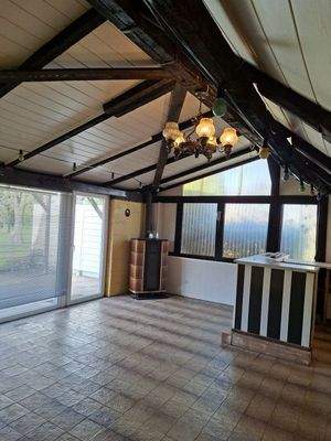 Gemütlicher großer Hobbyraum hinter den Garagen