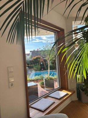 Blick zum Pool und in den Garten