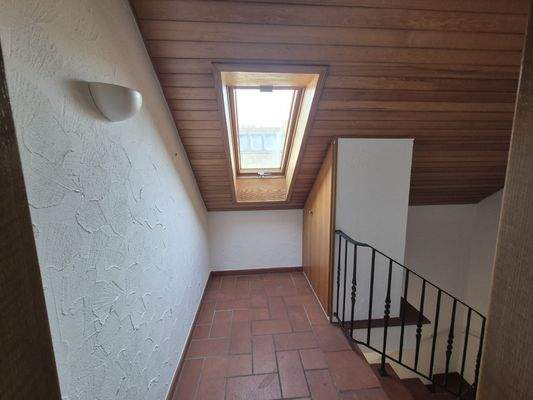 Flur mit kleinem Abstellschrank 2.OG 